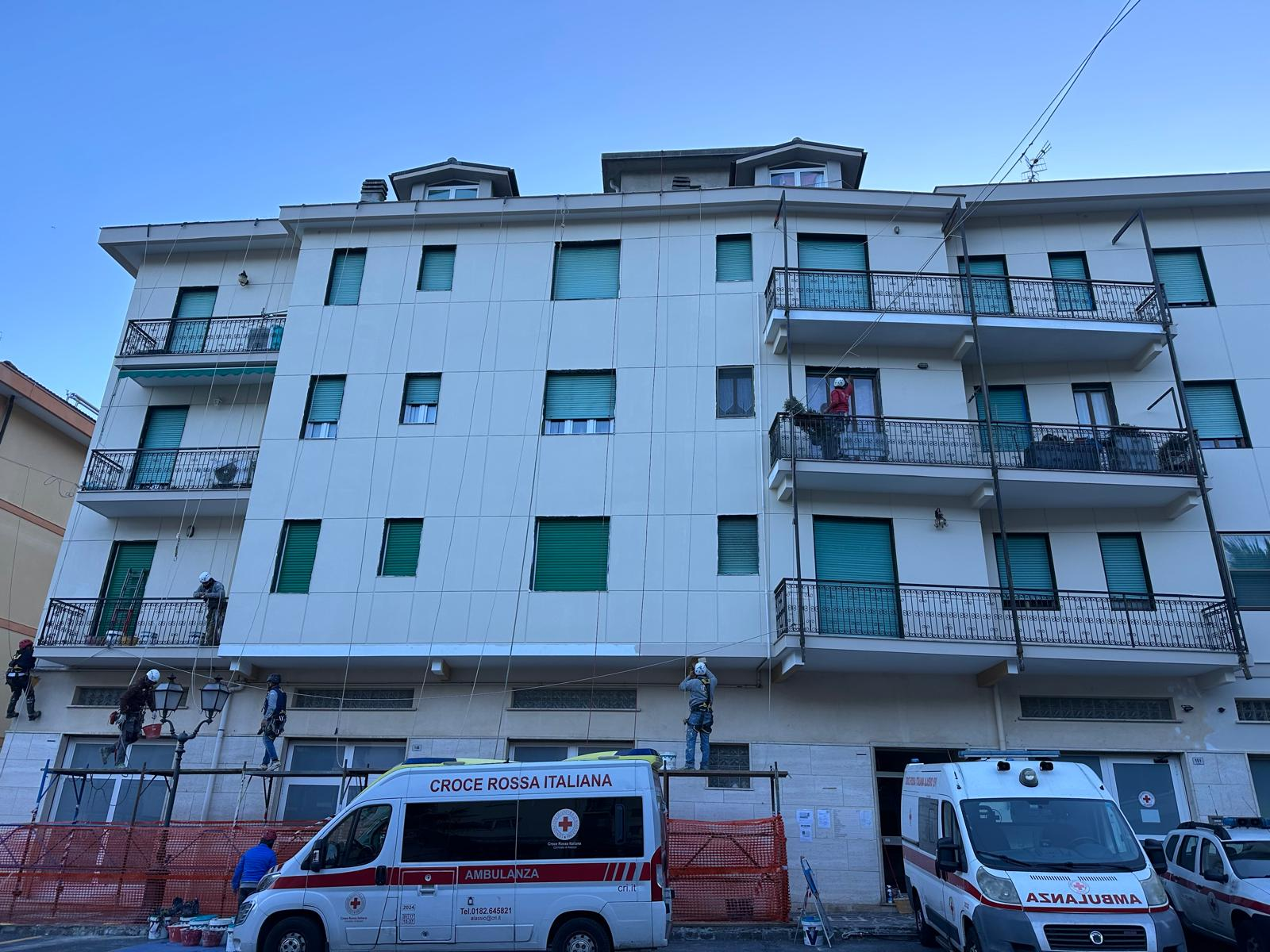 Edificio condominiale con ponteggio durante i lavori
