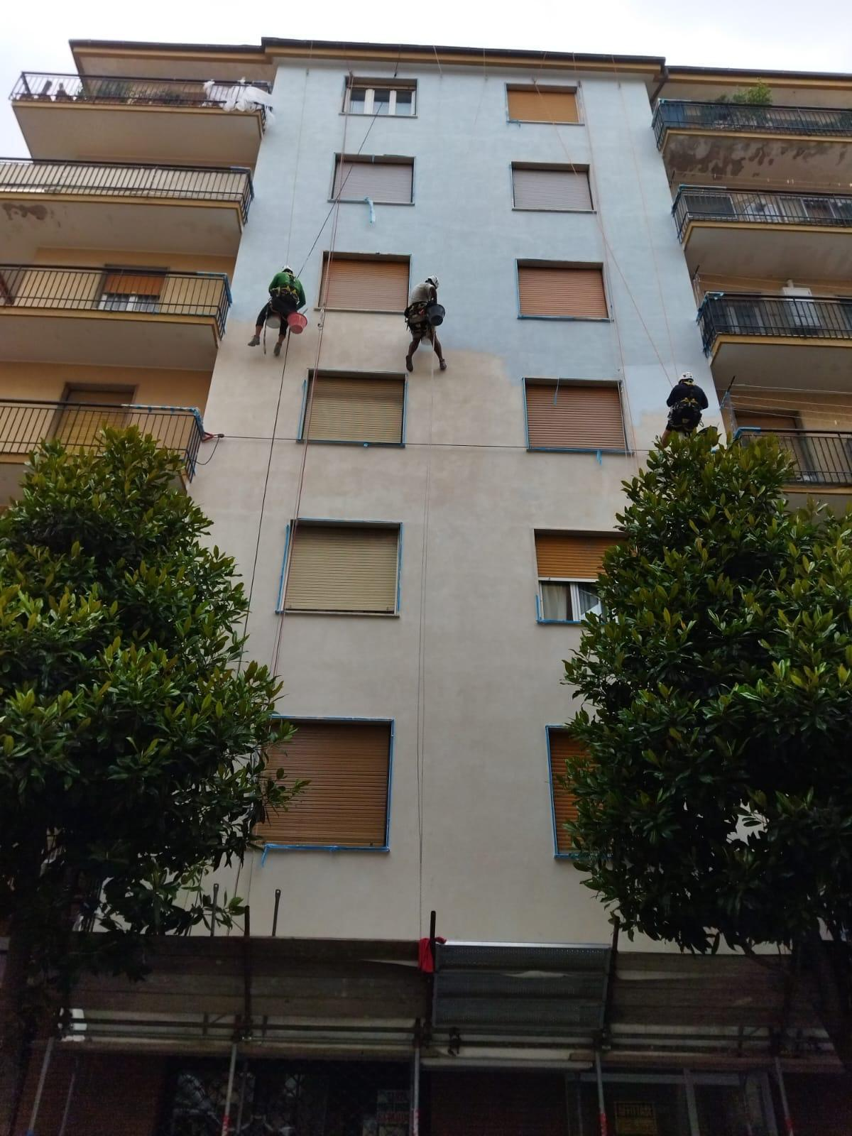 Intervento di manutenzione su una facciata condominiale