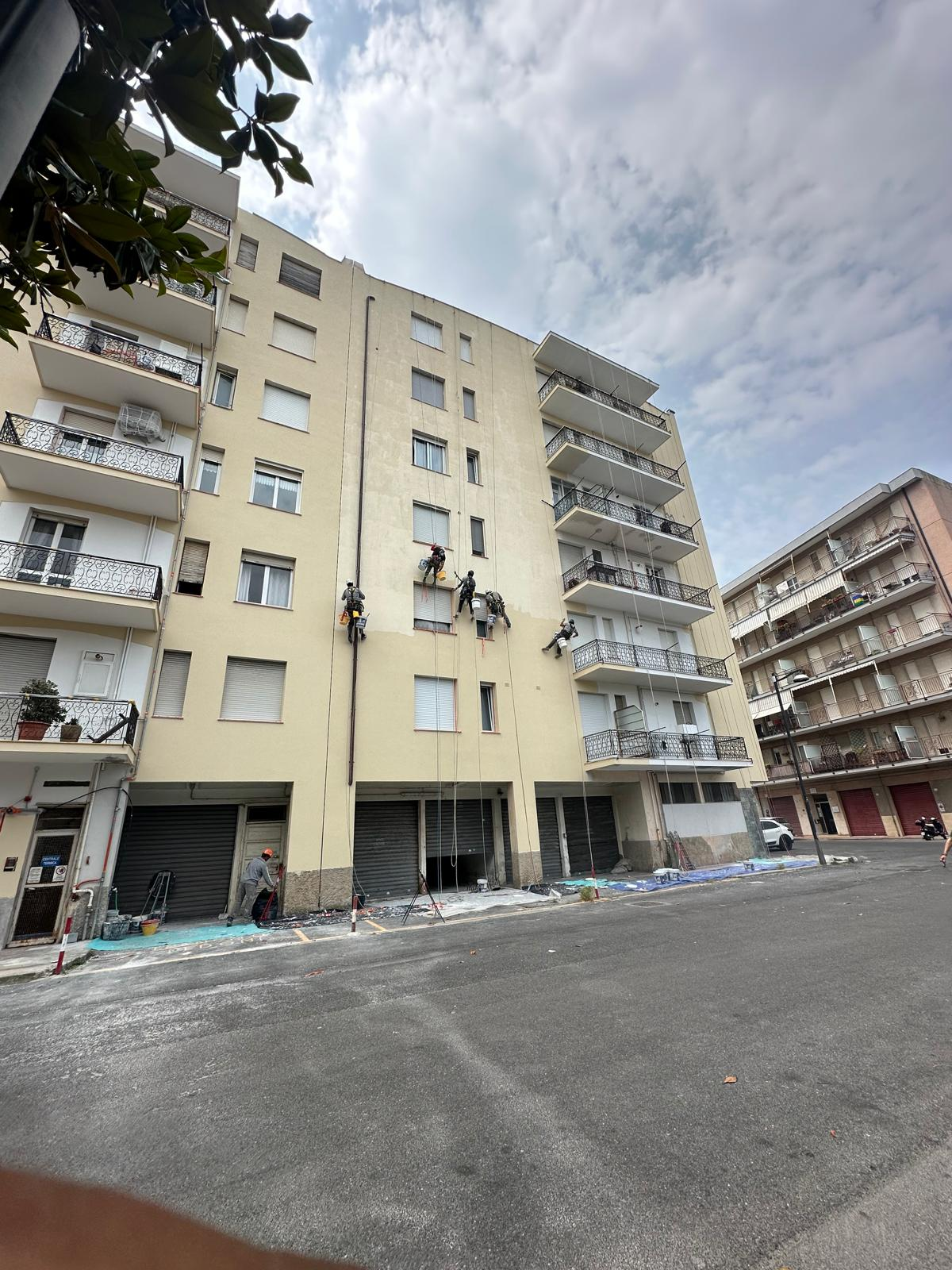 Tecnici impegnati in un lavoro su fune